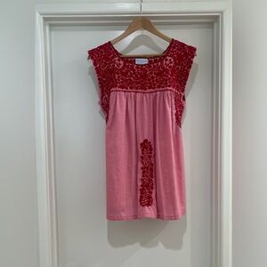 Mi Golondrina Flores Blouse Mujer Rojo
Embroidered Pink, Medium.